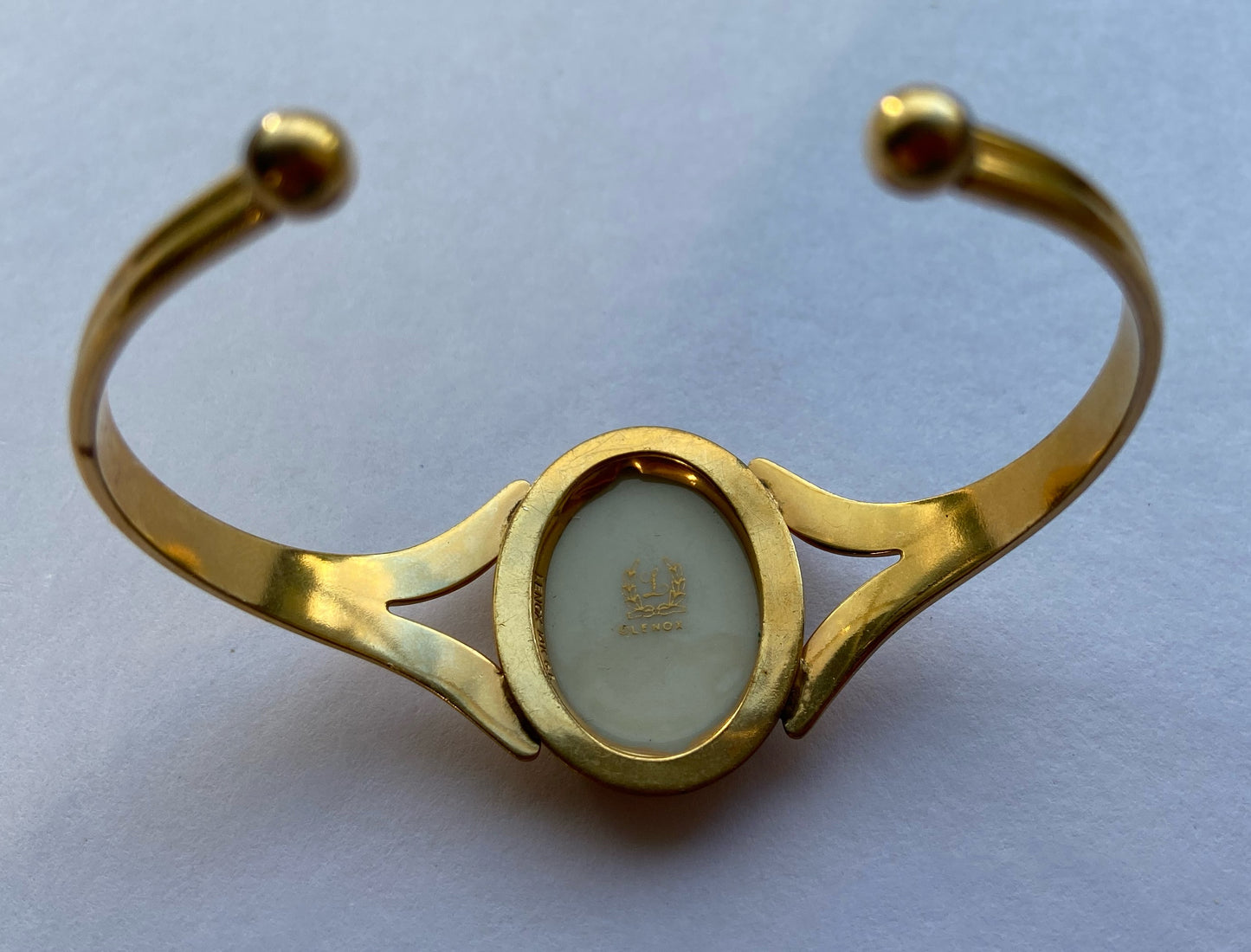 Gold bracelet with flower