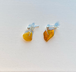 Short pendant amber earrings