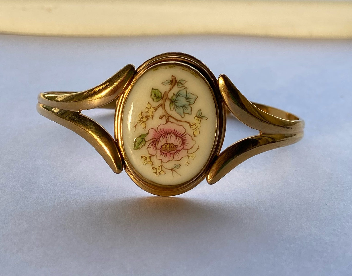 Gold bracelet with flower