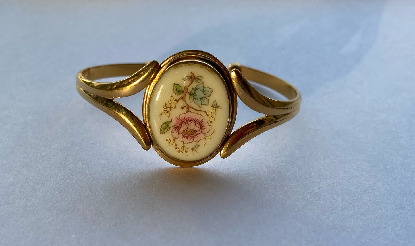 Gold bracelet with flower