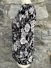Load image into Gallery viewer, Black&amp;white floral top  uk 8
