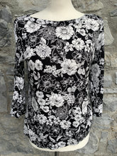 Load image into Gallery viewer, Black&amp;white floral top  uk 8
