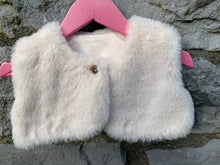 Load image into Gallery viewer, White fluffy gilet    6-9m (68-74cm)
