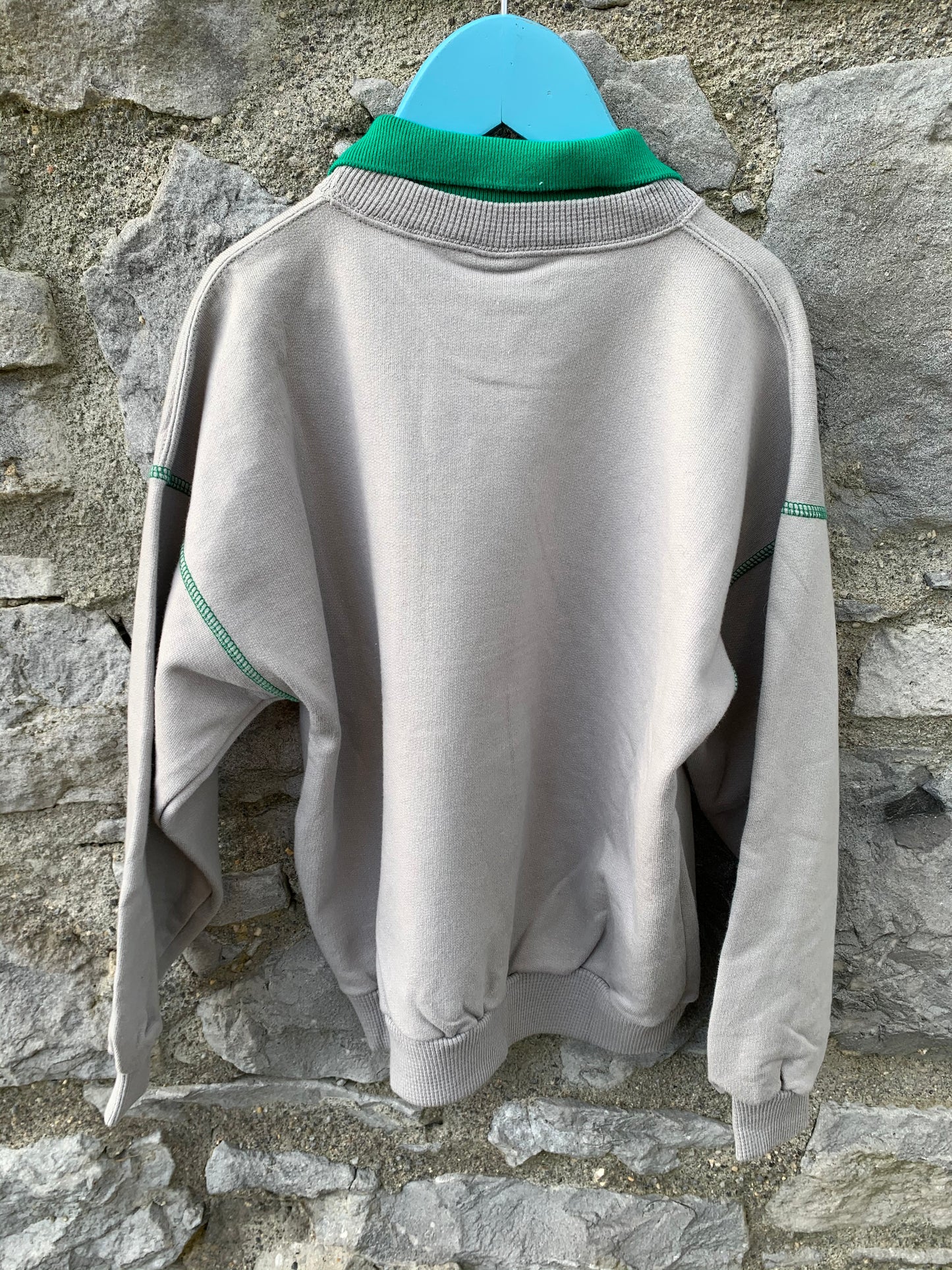 Grey sweatshirt with green plant    5-6y (110-116cm)