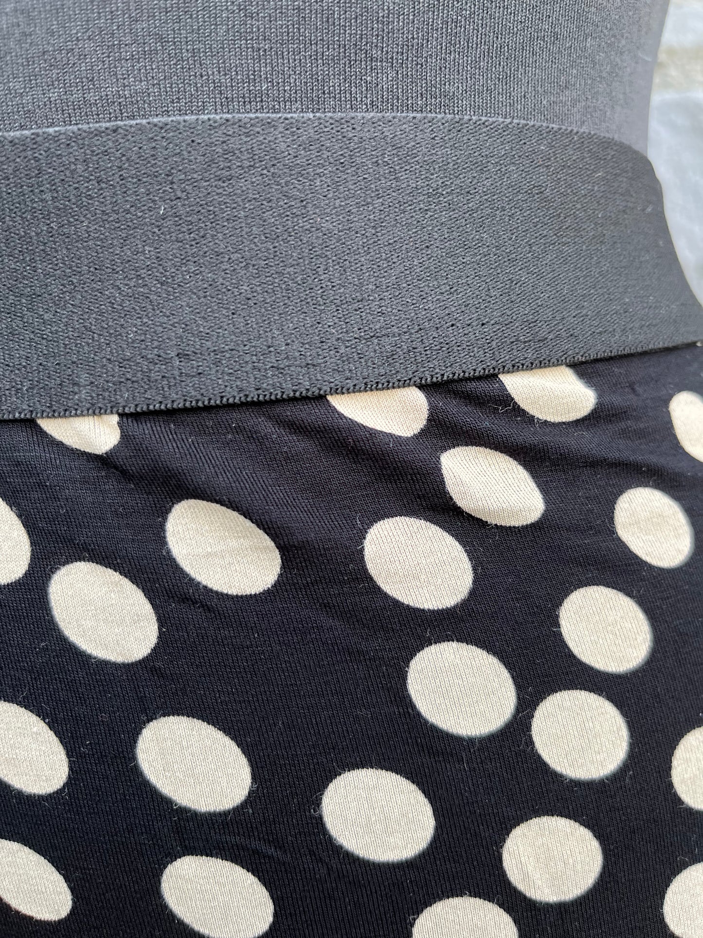 Black spotty skirt 13-14y (158-164cm)