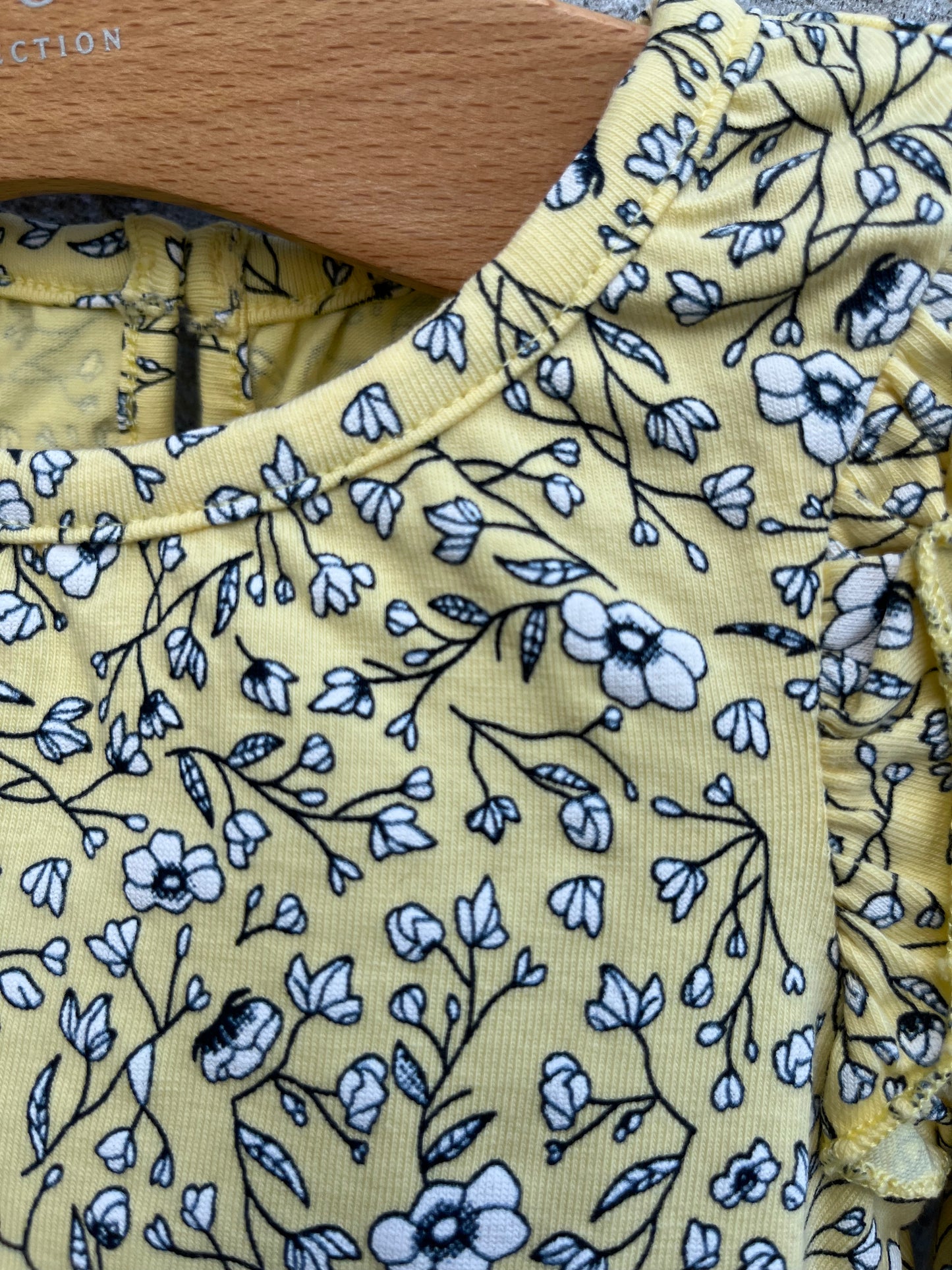 Yellow floral dress    0-1m (56cm)