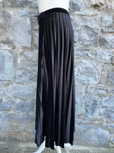 Load image into Gallery viewer, Velvet pleated skirt   uk 10

