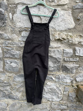 Load image into Gallery viewer, Black dungarees  4-5y (104-110cm)
