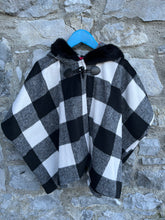 Load image into Gallery viewer, Black&amp;white check poncho   7-8y (122-128cm)
