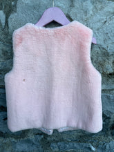 Load image into Gallery viewer, Pink fluffy gilet  5-6y (110-116m)
