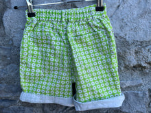 Load image into Gallery viewer, 90s Daisies green shorts    3y (98cm)
