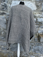 Load image into Gallery viewer, Houndstooth cape
