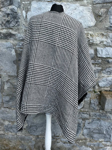 Houndstooth cape