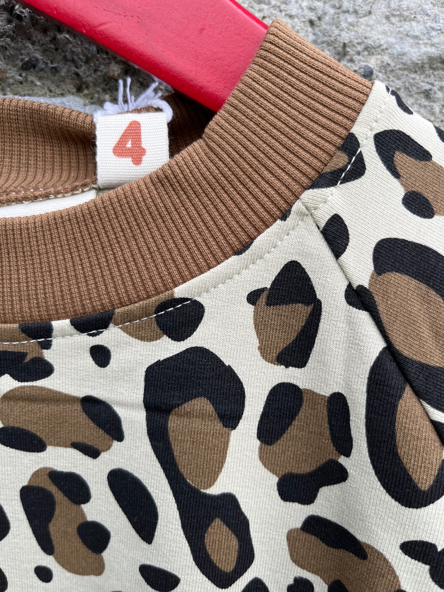 Leopard print sweatshirt  4y (104cm)