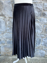 Load image into Gallery viewer, Velvet pleated skirt   uk 10
