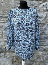 Load image into Gallery viewer, Blue floral top uk 10-12
